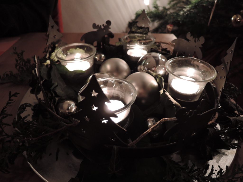 Adventskranz mit Kerzen